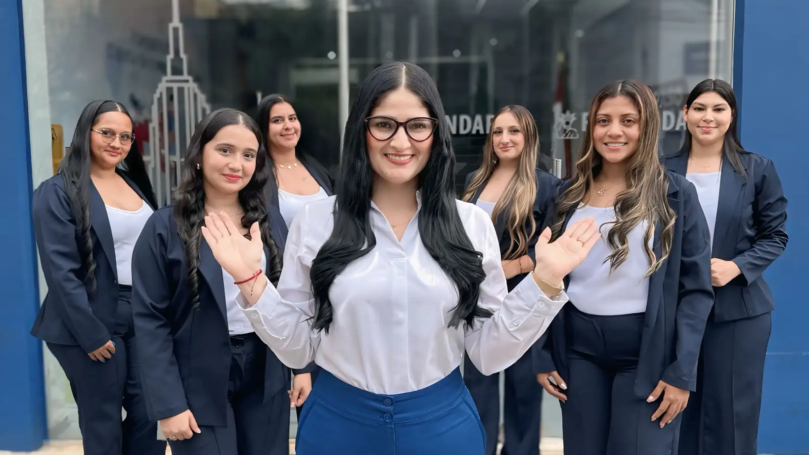 Equipo de asesoras de Reagendar frente a la oficina