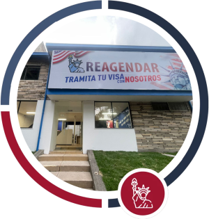 Oficina en Medellín especializada en trámites de visa americana, con fachada visible que promociona servicios de reagendamiento y asesoría completa para obtener la visa.